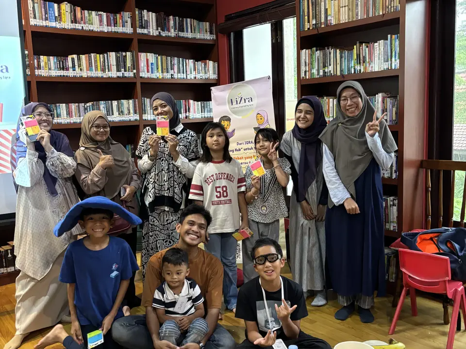 Anak menikmati kegiatan membaca bersama LiZra
