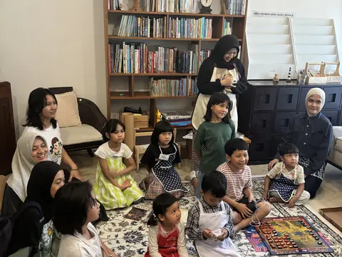 Anak berdiskusi setelah membaca